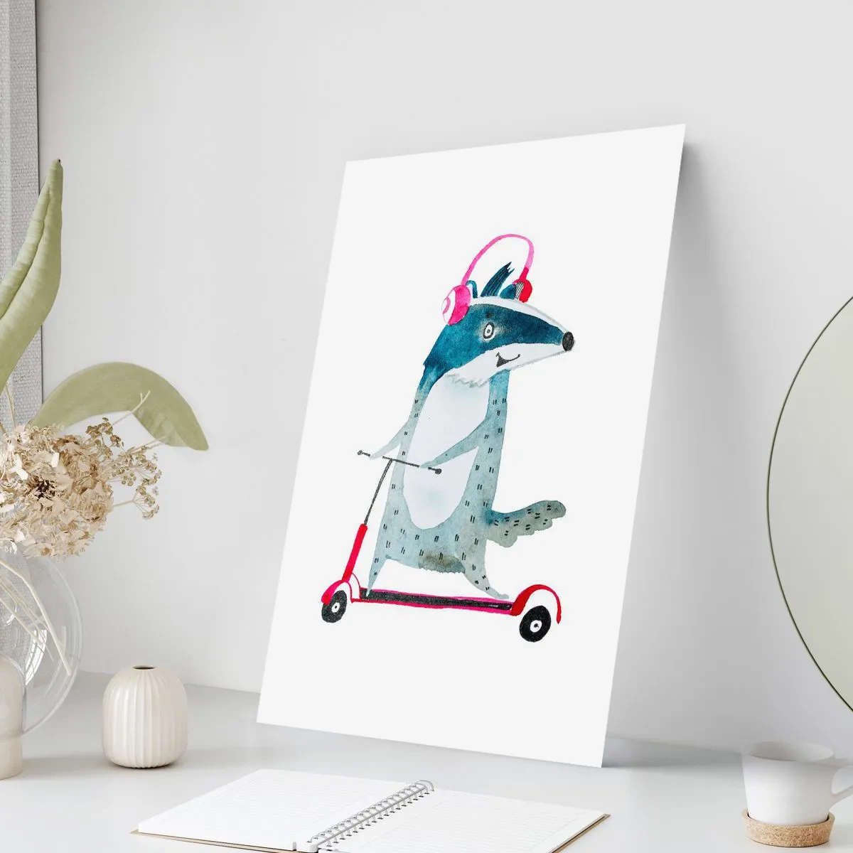 Affiche - Poster - Illustration d'un blaireau sur un scooter portant des écouteurs roses - 50x70cm - La joie du blaireau - Décoration murale moderne pour le salon et la chambre ARTTOR