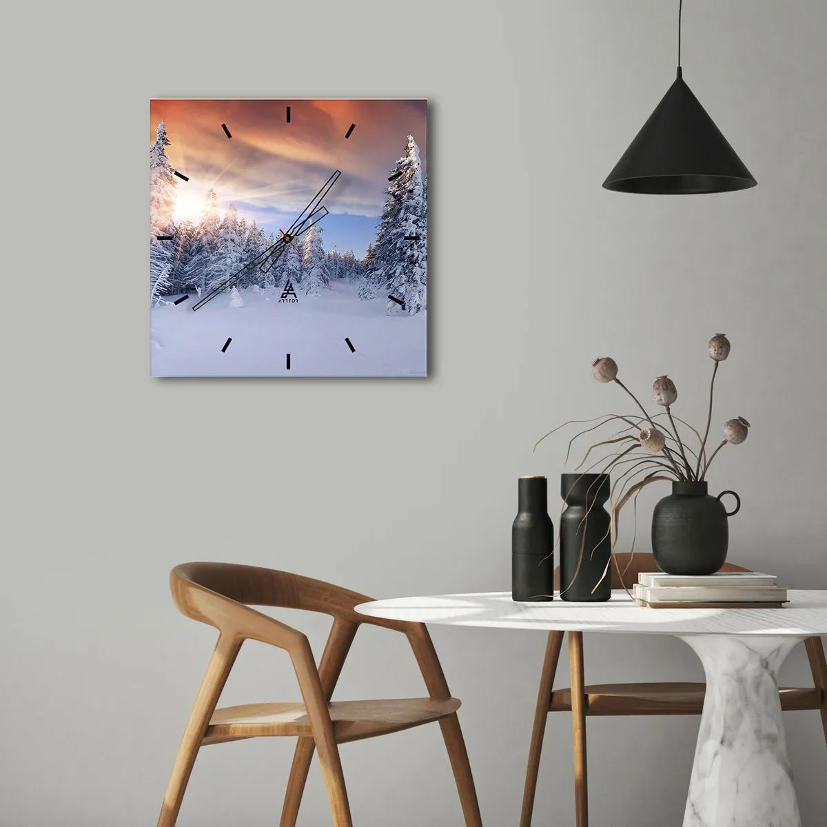 Horloge murale - Pendule murale - Paysage d'hiver avec une forêt enneigée au coucher du soleil - 30x30cm - Un spectacle enneigé de la nature - Décoration murale moderne pour le salon et la chambre ARTTOR