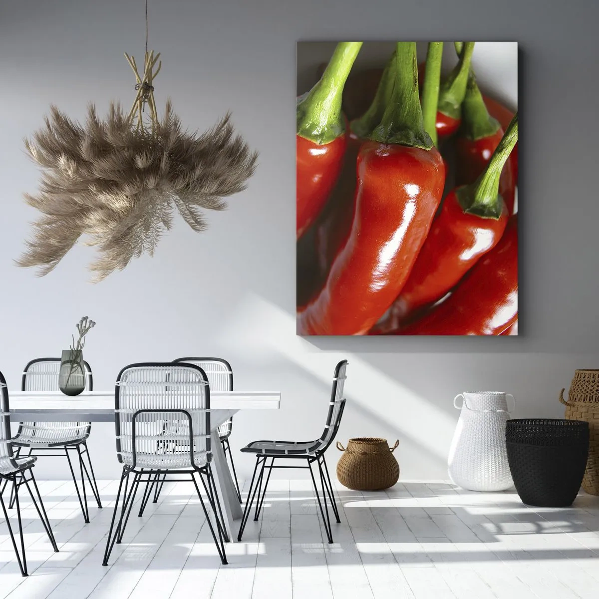 Impression sur toile - Image sur toile - Gros plan de piments rouges avec des tiges vertes - 80x120cm - Juteux, brillant, lisse - Décoration murale moderne pour le salon et la chambre ARTTOR