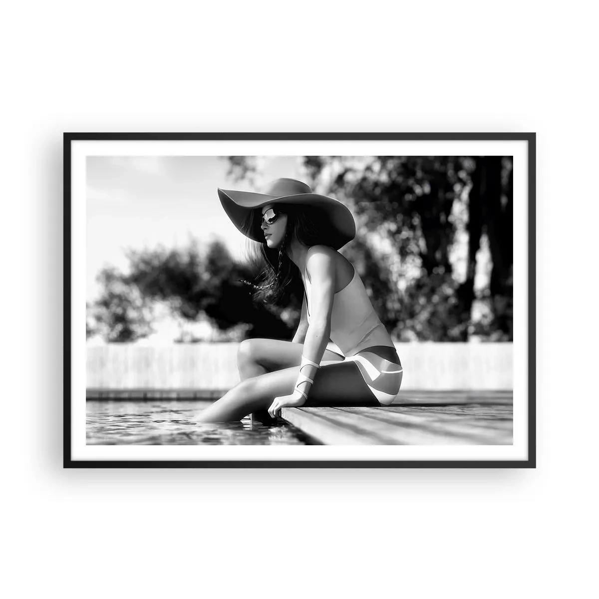 Affiche dans un cadre noir - Poster - Femme au chapeau au bord de la piscine en noir et blanc - 100x70cm - Rêve d'été - Décoration murale moderne pour le salon et la chambre ARTTOR