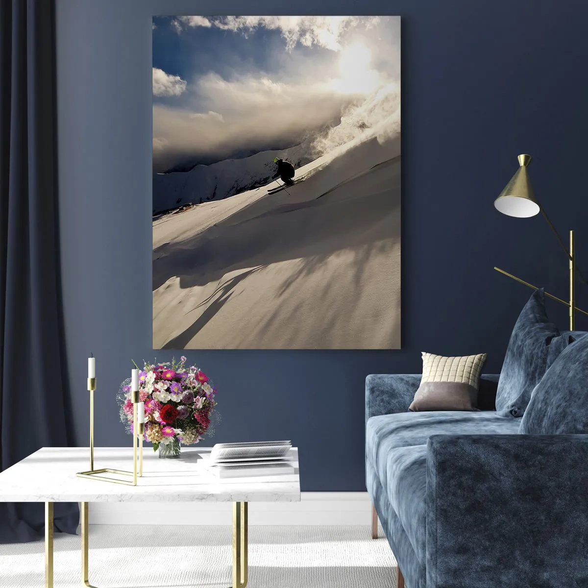 Impression sur verre - Image sur verre - Un skieur sur une piste entourée de montagnes et de neige - 70x100cm - Défi montagne accepté - Décoration murale moderne pour le salon et la chambre ARTTOR
