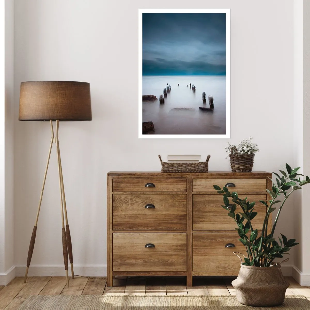 Affiche - Poster - Une vue maussade de pilotis en bois dans l'eau - 50x70cm - Lac pensif - Décoration murale moderne pour le salon et la chambre ARTTOR