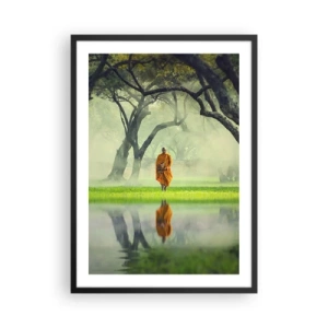 Affiche dans un cadre noir - Poster - Un moine en robe orange entouré d'arbres et de reflets dans l'eau - 50x70cm - En route vers l'illumination - Décoration murale moderne pour le salon et la chambre ARTTOR