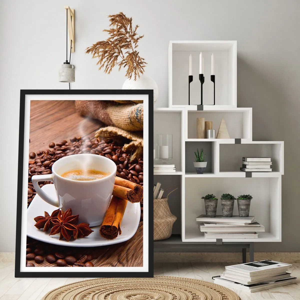Affiche dans un cadre noir - Poster - Une tasse de café aux épices sur un fond de grains de café - 50x70cm - Saveur et arôme épicés - Décoration murale moderne pour le salon et la chambre ARTTOR