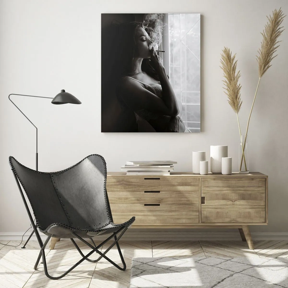 Impression sur verre - Image sur verre - Femme fumant près de la fenêtre en noir et blanc - 50x70cm - Vous sentez-vous libre ? - Décoration murale moderne pour le salon et la chambre ARTTOR