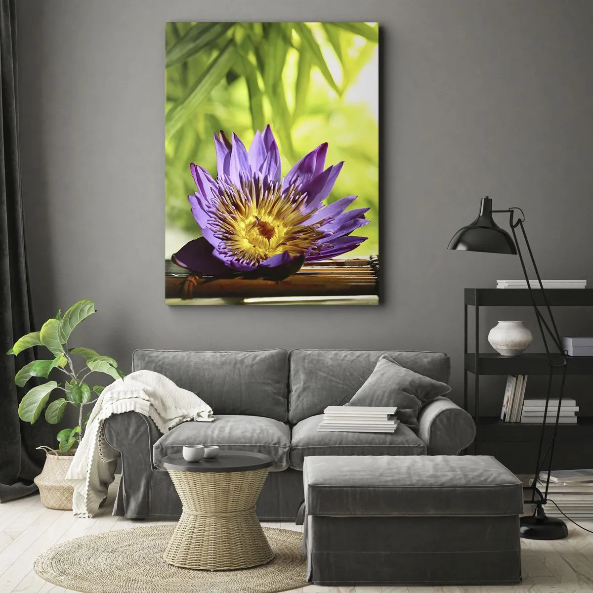 Impression sur toile - Image sur toile - Fleur de lotus violette sur fond de feuilles de bambou vertes - 50x70cm - Sous le soleil asiatique - Décoration murale moderne pour le salon et la chambre ARTTOR