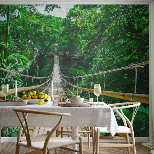 Papier Peint Photo Premium Sand - Un pont en bambou suspendu au-dessus d'une rivière verte dans une forêt tropicale. - 100x70cm - Pont de singe en pleine nature - Décoration murale moderne pour le salon et la chambre ARTTOR