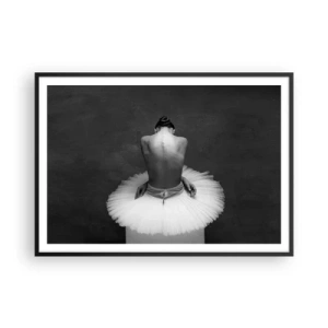 Affiche dans un cadre noir - Poster - Une danseuse de ballet dans une pose classique sur un fond sombre. - 100x70cm - C'est justement en train de fleurir - Décoration murale moderne pour le salon et la chambre ARTTOR