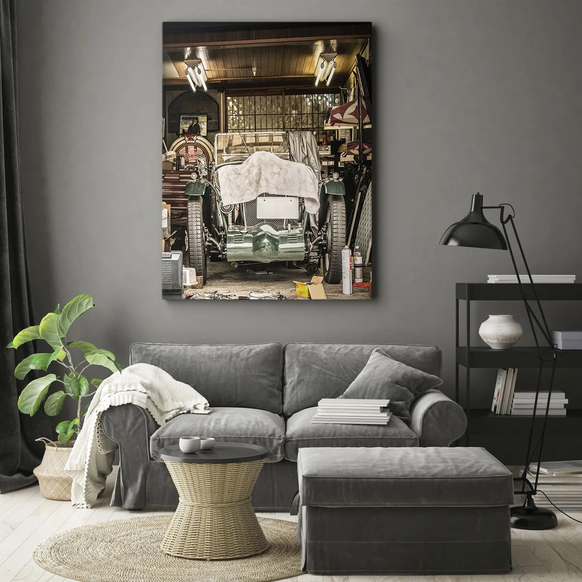 Impression sur toile - Image sur toile - Une vieille voiture dans un garage entourée d'outils et d'équipements - 80x120cm - Retour vers le passé - Décoration murale moderne pour le salon et la chambre ARTTOR