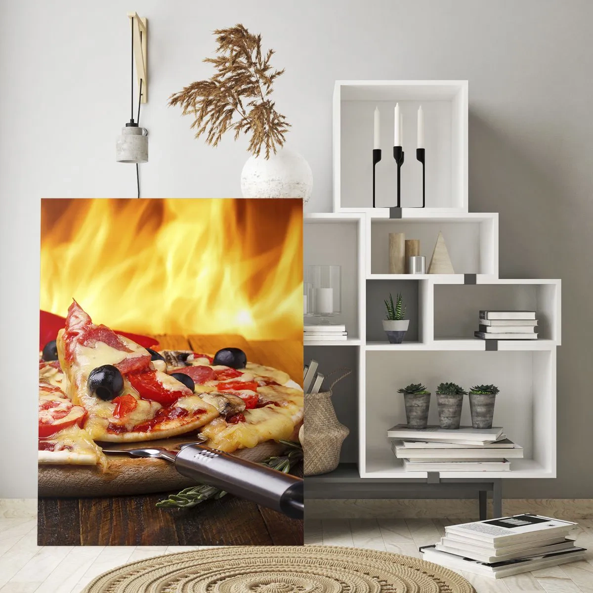 Impression sur verre - Image sur verre - Pizza aux olives, tomates et poivrons sur fond de flammes - 70x100cm - From Italy with love - Décoration murale moderne pour le salon et la chambre ARTTOR