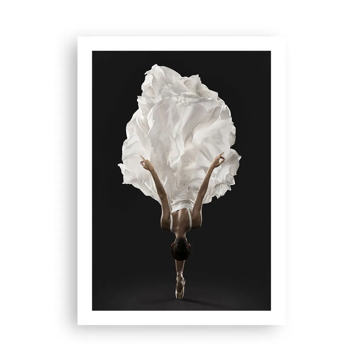 Affiche - Poster - Une danseuse en robe blanche flottant dans les airs sur un fond noir - 50x70cm - Ceinture inhabituelle - Décoration murale moderne pour le salon et la chambre ARTTOR