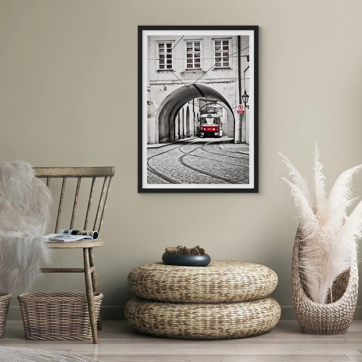 Affiche dans un cadre noir - Poster - Tramway rouge dans un décor noir et blanc - 50x70cm - Dans le labyrinthe de la ville - Décoration murale moderne pour le salon et la chambre ARTTOR