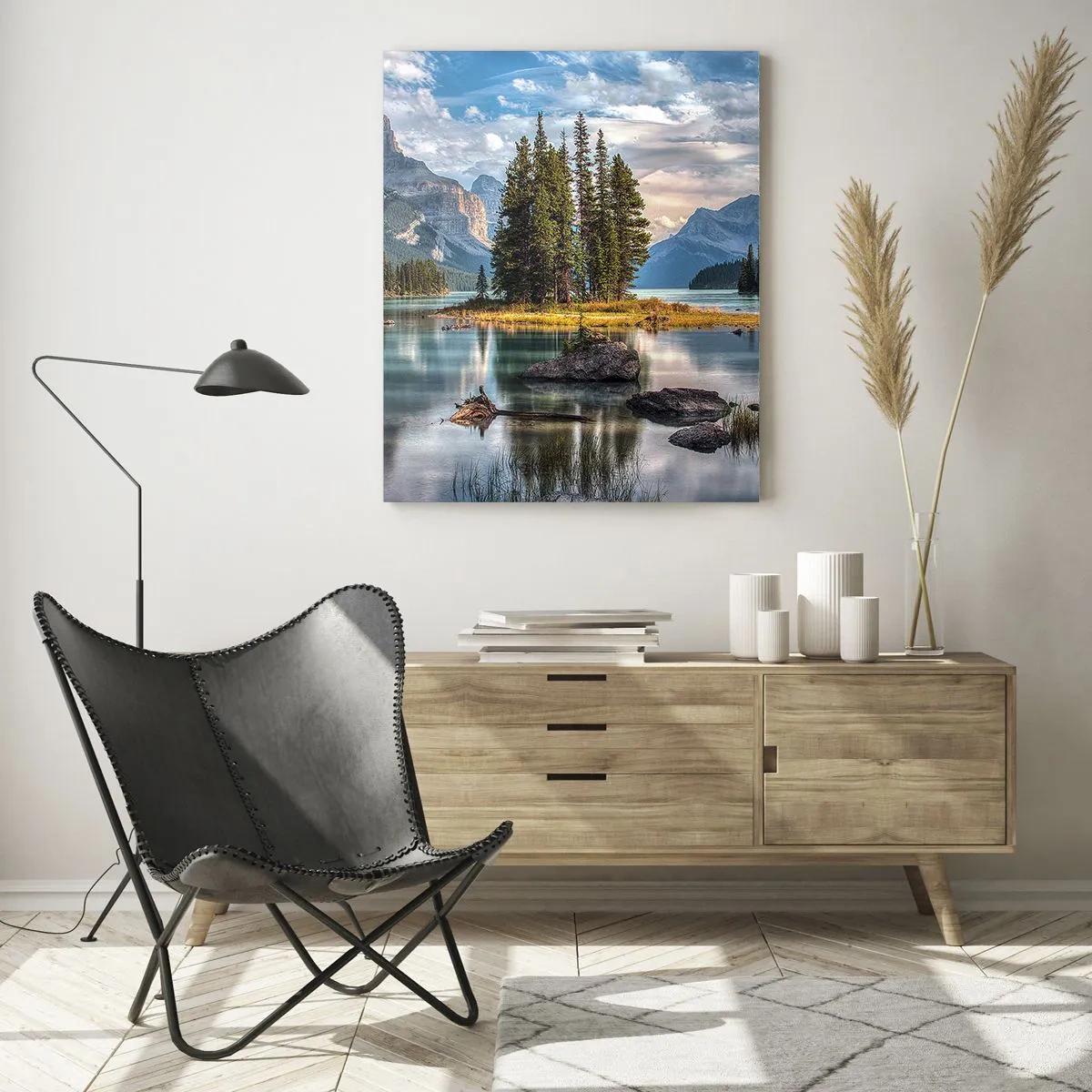 Impression sur verre - Image sur verre - Un paysage de montagne avec une île entourée d'un lac calme - 80x120cm - Sous les grandes eaux claires - Décoration murale moderne pour le salon et la chambre ARTTOR
