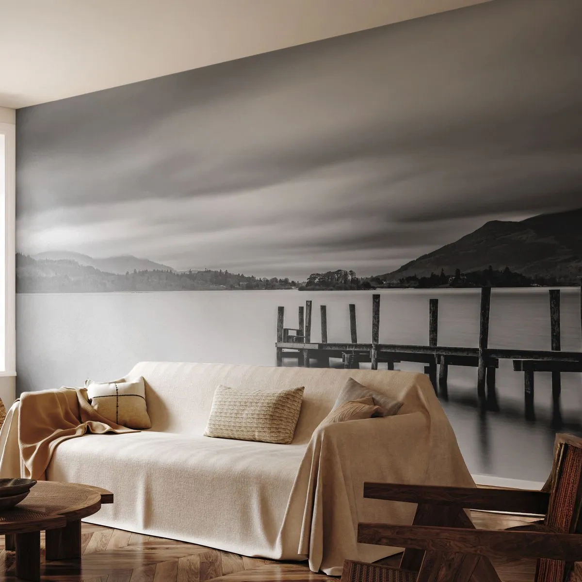 Papier Peint Photo Premium Sand - Paysage noir et blanc d'un lac avec une jetée en bois - 100x70cm - Douceur et force - Décoration murale moderne pour le salon et la chambre ARTTOR