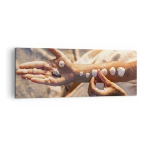 Impression sur toile - Image sur toile - Mains avec des coquillages disposés sur le fond de sable - 140x50cm - La beauté à portée de main - Décoration murale moderne pour le salon et la chambre ARTTOR