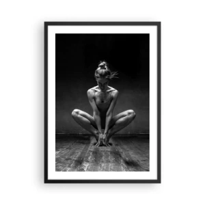 Affiche dans un cadre noir - Poster - Une photographie en noir et blanc d'une ballerine dans une pose artistique. - 50x70cm - Concentration de l'énergie de la danse - Décoration murale moderne pour le salon et la chambre ARTTOR