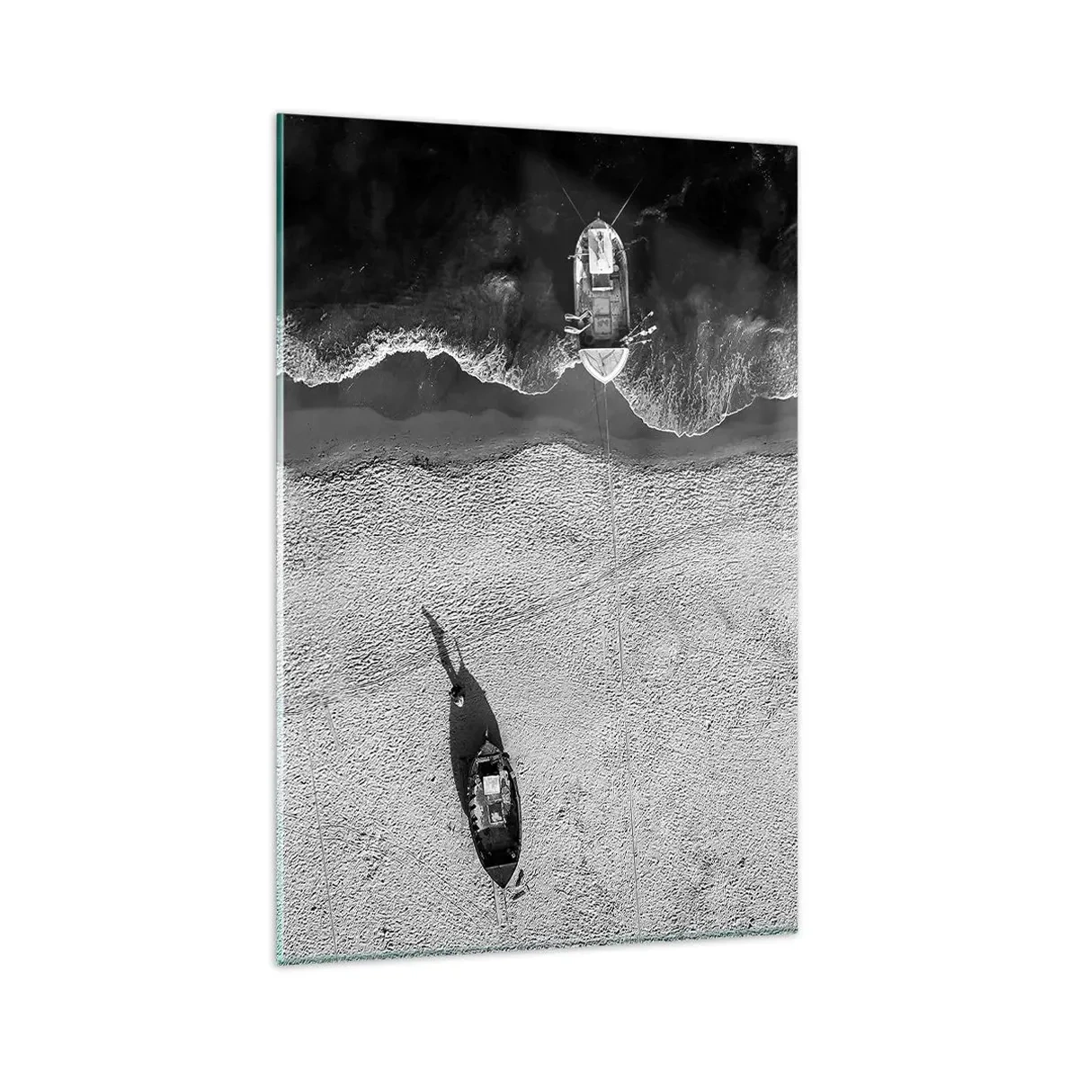Impression sur verre - Image sur verre - Vue aérienne en noir et blanc de bateaux sur la plage - 80x120cm - Toujours sur le rivage… - Décoration murale moderne pour le salon et la chambre ARTTOR