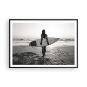 Affiche dans un cadre noir - Poster - Femme avec planche de surf sur la plage en noir et blanc - 100x70cm - Fille des vagues de la mer - Décoration murale moderne pour le salon et la chambre ARTTOR