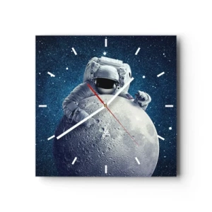Horloge murale - Pendule murale - Astronaute tenant la lune dans un ciel étoilé - 30x30cm - Comique de l'espace - Décoration murale moderne pour le salon et la chambre ARTTOR