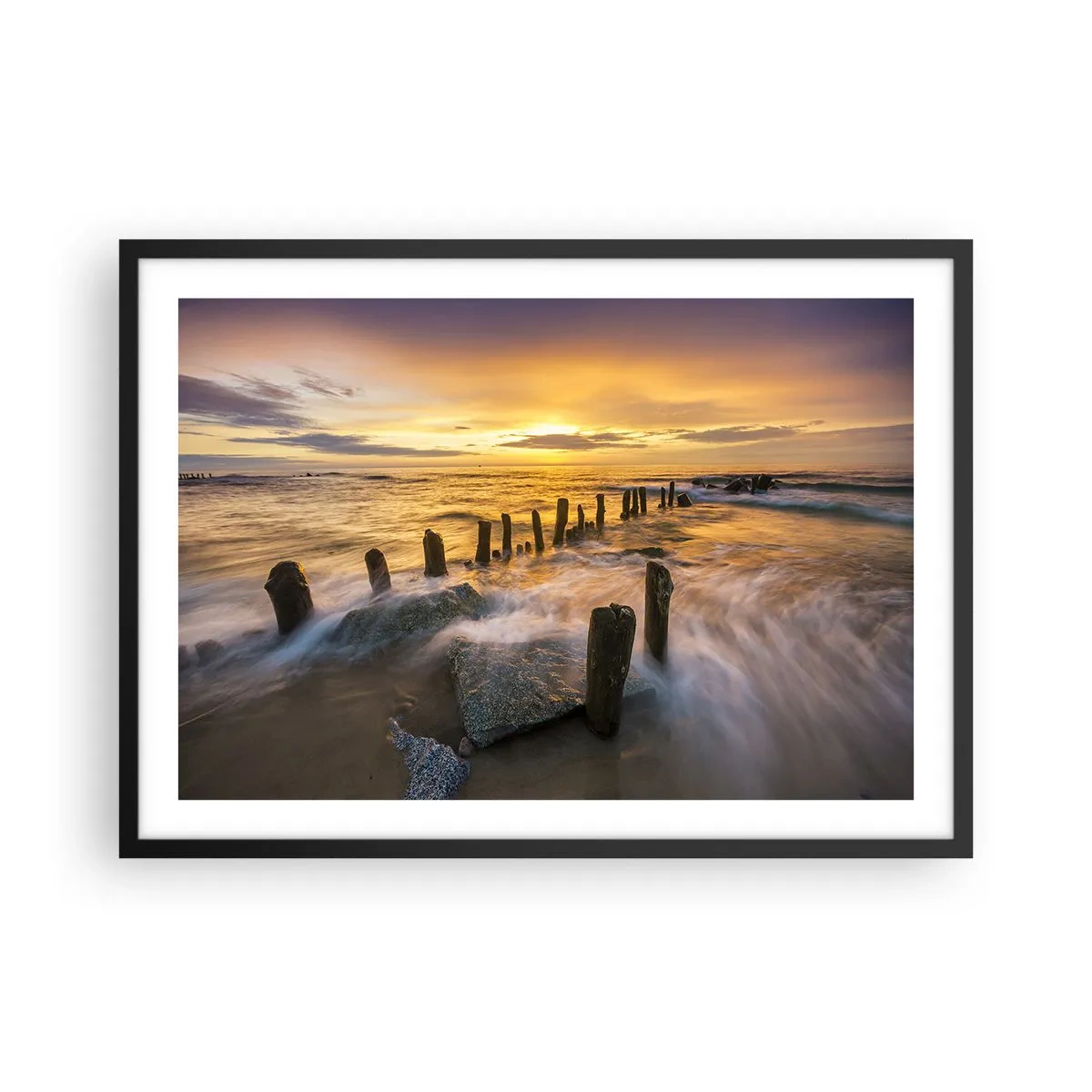 Affiche dans un cadre noir - Poster - Coucher de soleil sur la mer avec les vestiges d'une ancienne jetée - 70x50cm - La beauté brute de la mer Baltique - Décoration murale moderne pour le salon et la chambre ARTTOR