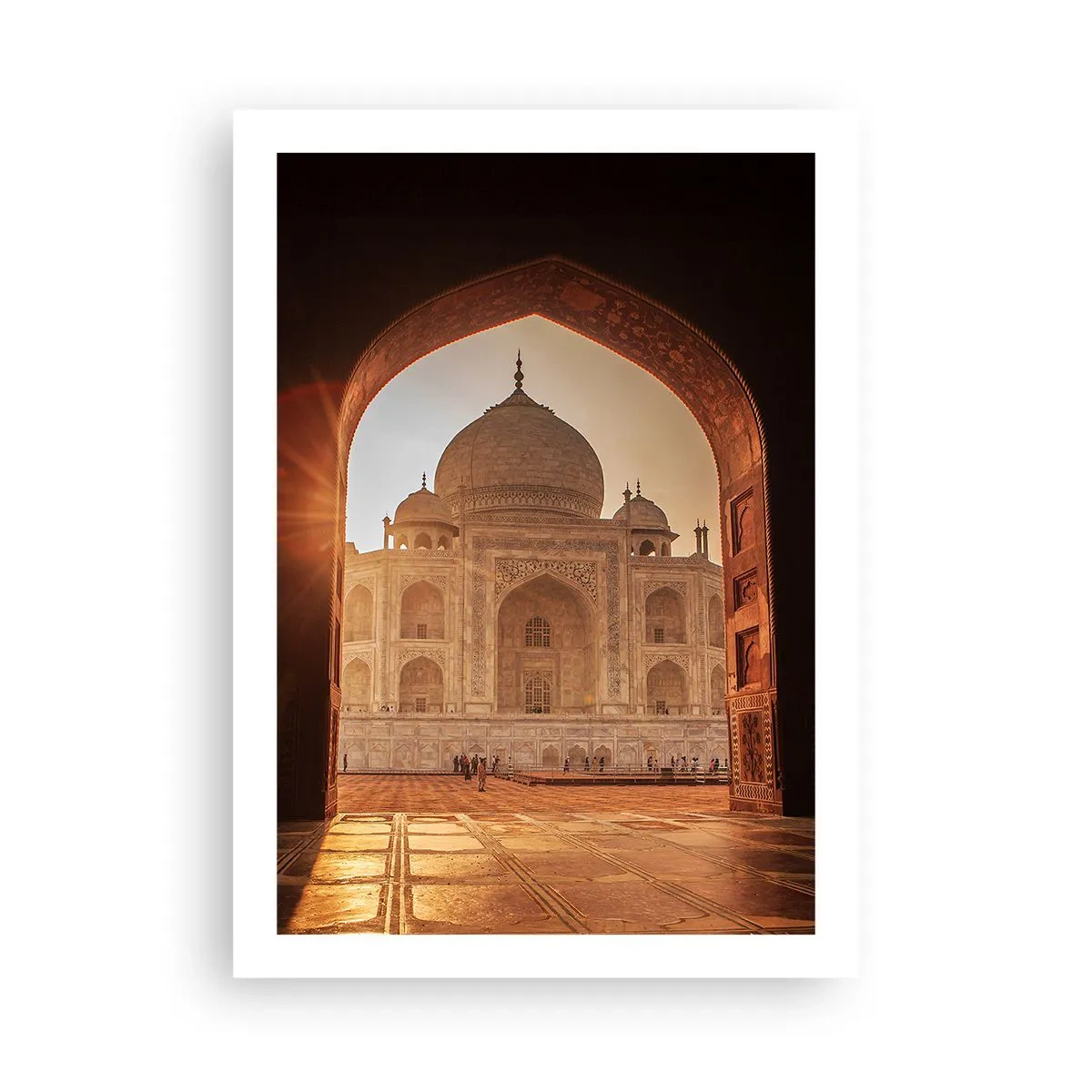 Affiche - Poster - La structure monumentale vue à travers l'arche ornée au coucher du soleil - 50x70cm - Un monument à l'amour surnaturel - Décoration murale moderne pour le salon et la chambre ARTTOR