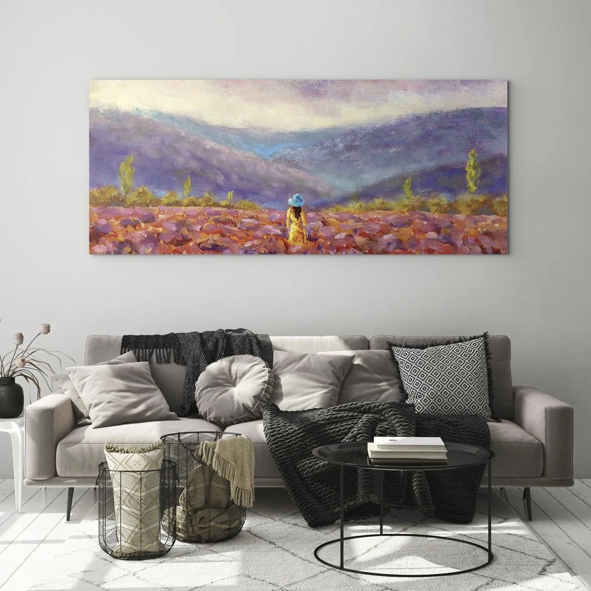 Impression sur verre - Image sur verre - Une femme portant un chapeau marchant dans un champ de lavande. - 160x50cm - Dans un monde lavande - Décoration murale moderne pour le salon et la chambre ARTTOR