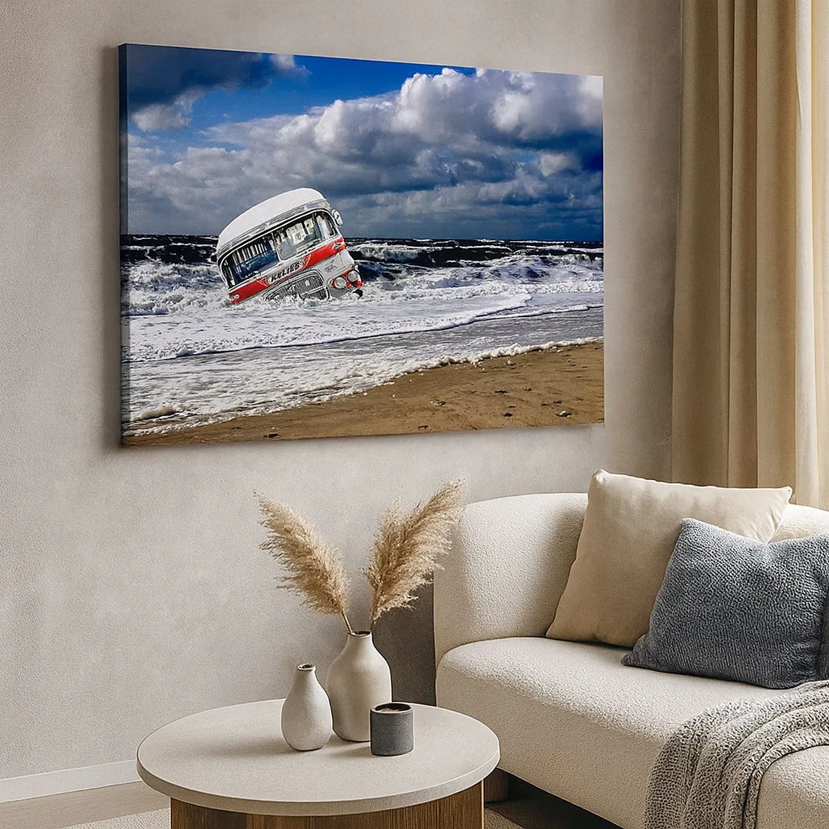 Impression sur toile - Image sur toile - Un bus coulé sur la plage au milieu des vagues et d'une mer agitée - 70x50cm - Et qu'est-ce qui vous étonne ? - Décoration murale moderne pour le salon et la chambre ARTTOR