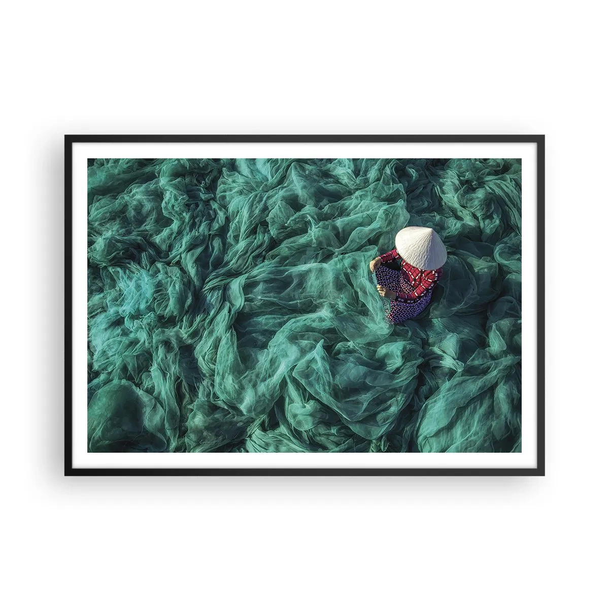 Affiche dans un cadre noir - Poster - Une personne avec un chapeau parmi des filets de pêche verts - 100x70cm - Dans une mer de filet - Décoration murale moderne pour le salon et la chambre ARTTOR