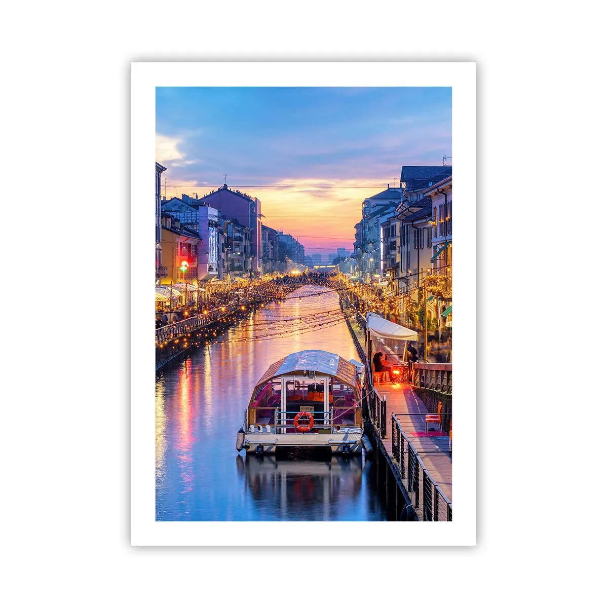 Affiche - Poster - Canal avec bateau et éclairage du soir dans un coucher de soleil pastel - 50x70cm - Soirée de lumière et de jeu - Décoration murale moderne pour le salon et la chambre ARTTOR