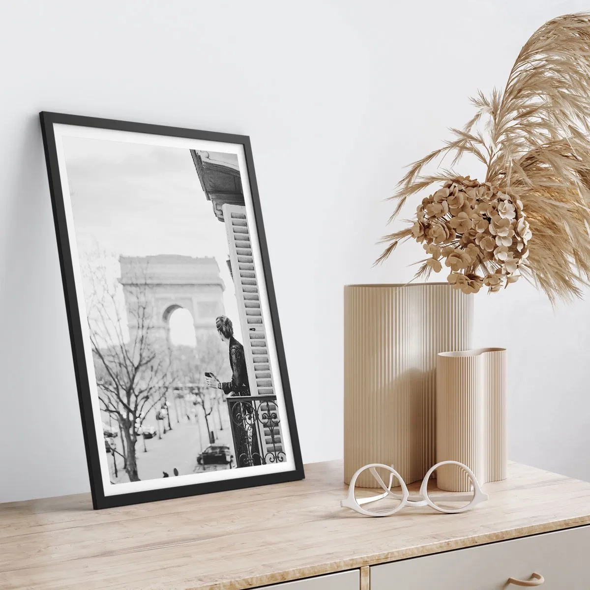 Affiche dans un cadre noir - Poster - Homme sur un balcon donnant sur l'Arc de Triomphe - 50x70cm - Chambre avec vue - Décoration murale moderne pour le salon et la chambre ARTTOR