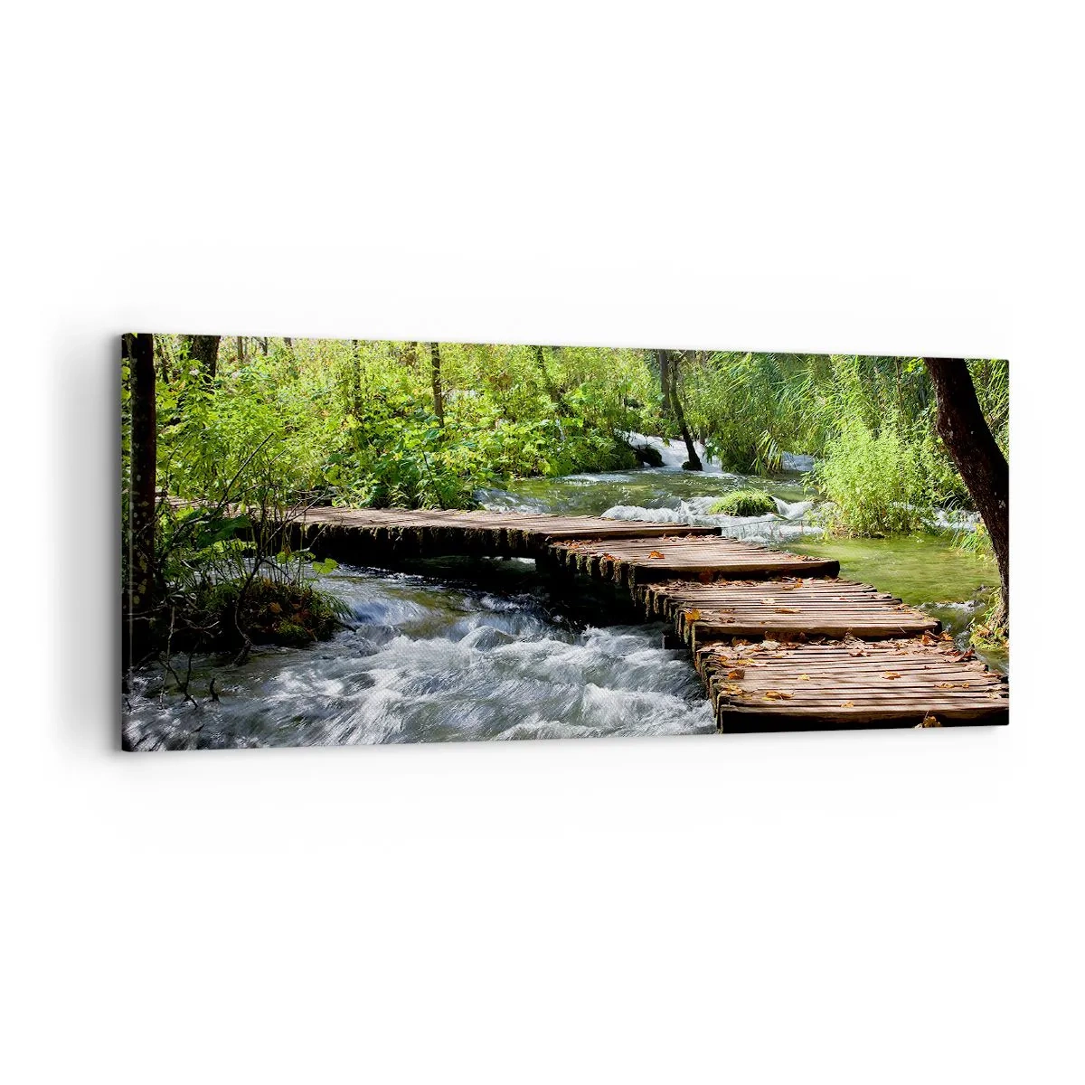 Impression sur toile - Image sur toile - Un pont en bois sur un ruisseau tumultueux entouré par la verdure de la forêt. - 120x50cm - Au-dessus de la cascade mousseuse - Décoration murale moderne pour le salon et la chambre ARTTOR