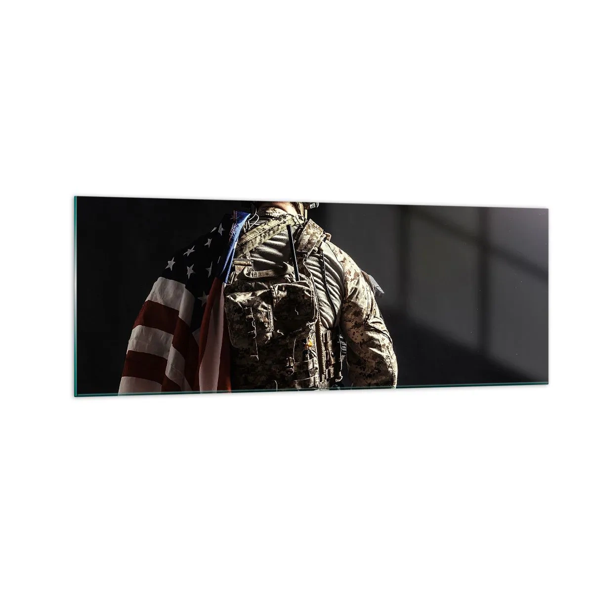 Impression sur verre - Image sur verre - Un soldat en uniforme avec un drapeau sur un fond sombre - 140x50cm - C'est exactement pour ça - Décoration murale moderne pour le salon et la chambre ARTTOR