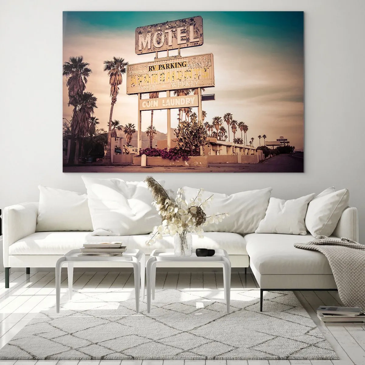 Impression sur verre - Image sur verre - Une vieille enseigne de motel entourée de palmiers crée une ambiance rétro - 100x70cm - Ici, le temps s'est arrêté - Décoration murale moderne pour le salon et la chambre ARTTOR