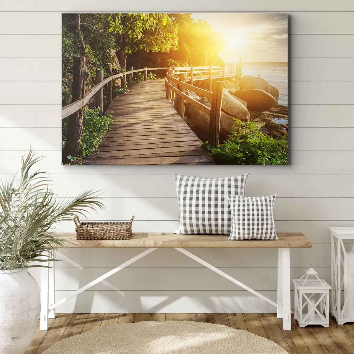 Impression sur toile - Image sur toile - Un pont en bois au milieu de la verdure menant à la mer sous les rayons du soleil - 100x70cm - Un autre tour, un autre miracle - Décoration murale moderne pour le salon et la chambre ARTTOR