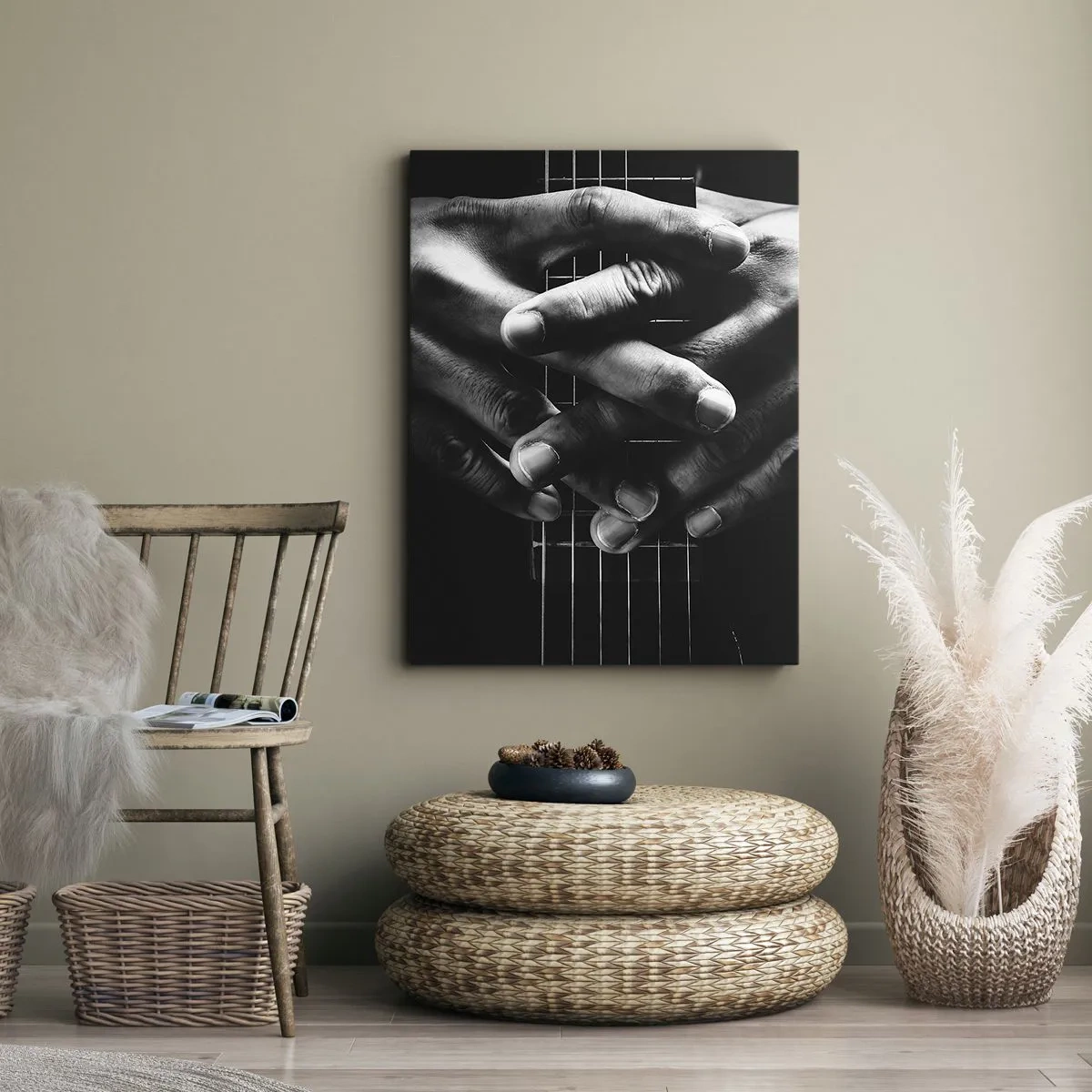 Impression sur toile - Image sur toile - Mains jointes sur une guitare dans un ton monochrome - 70x100cm - Prière d'artiste - Décoration murale moderne pour le salon et la chambre ARTTOR