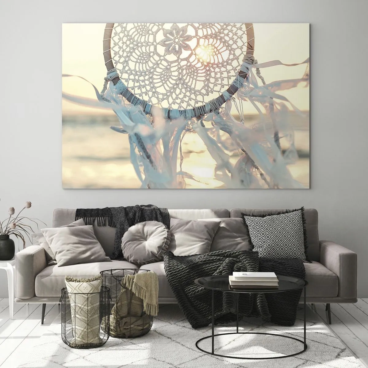 Impression sur verre - Image sur verre - Un totem en dentelle aux franges délicates sur fond de soleil couchant sur la mer. - 70x50cm - Totem en dentelle - Décoration murale moderne pour le salon et la chambre ARTTOR