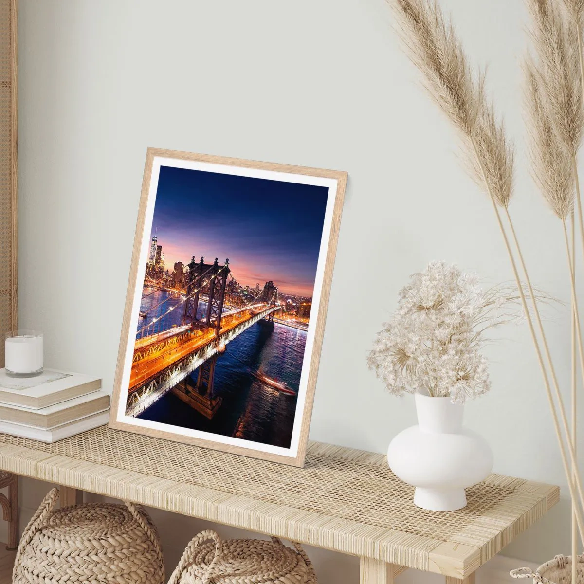 Affiche dans un chêne clair - Poster - Un pont lumineux au cœur de la ville - 61x91 cm
