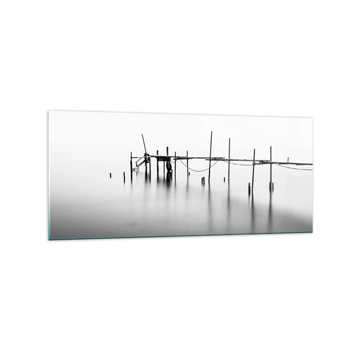 Impression sur verre - Image sur verre - Une jetée noire et blanche immergée dans un paysage brumeux - 120x50cm - Et s'il n'y avait pas de monde ? - Décoration murale moderne pour le salon et la chambre ARTTOR