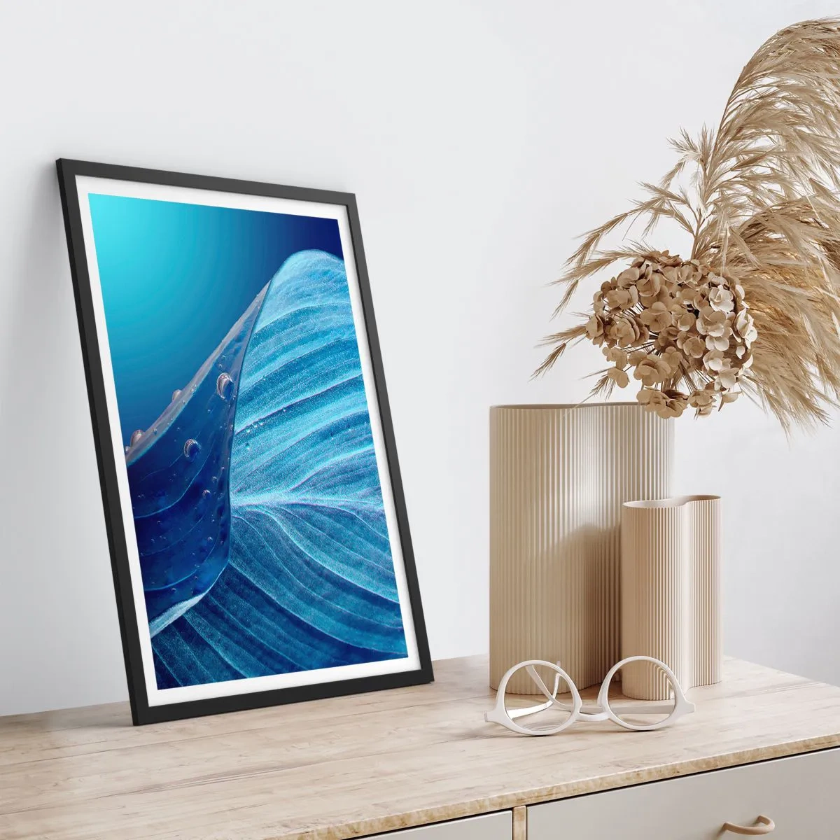 Affiche dans un cadre noir - Poster - Une feuille avec des gouttes d'eau dans des tons de bleu - 50x70cm - Gouttes cachées du bleu - Décoration murale moderne pour le salon et la chambre ARTTOR