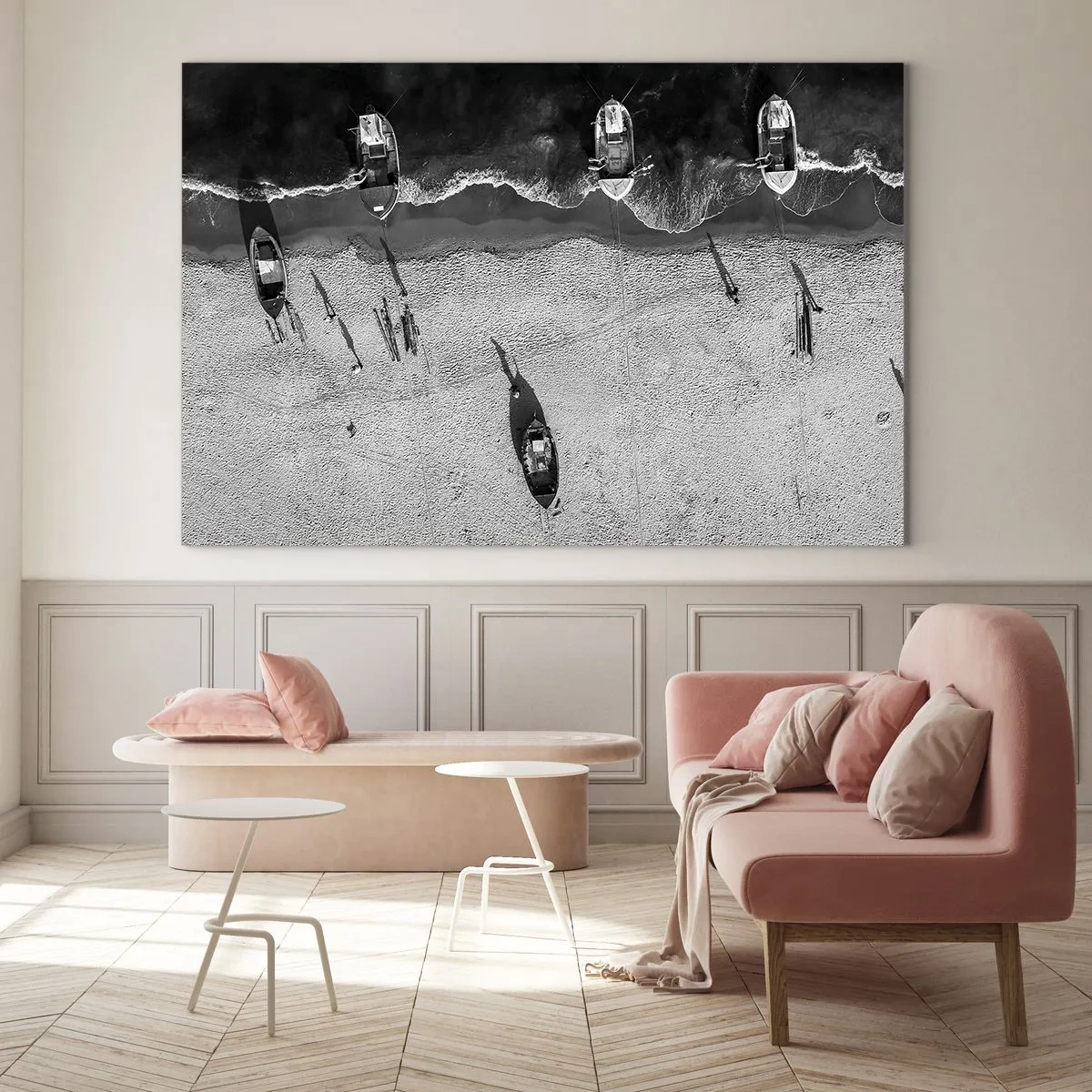 Impression sur verre - Image sur verre - Bateaux noirs et blancs et leurs ombres sur une plage de sable vue d'en haut - 70x50cm - Toujours sur le rivage… - Décoration murale moderne pour le salon et la chambre ARTTOR