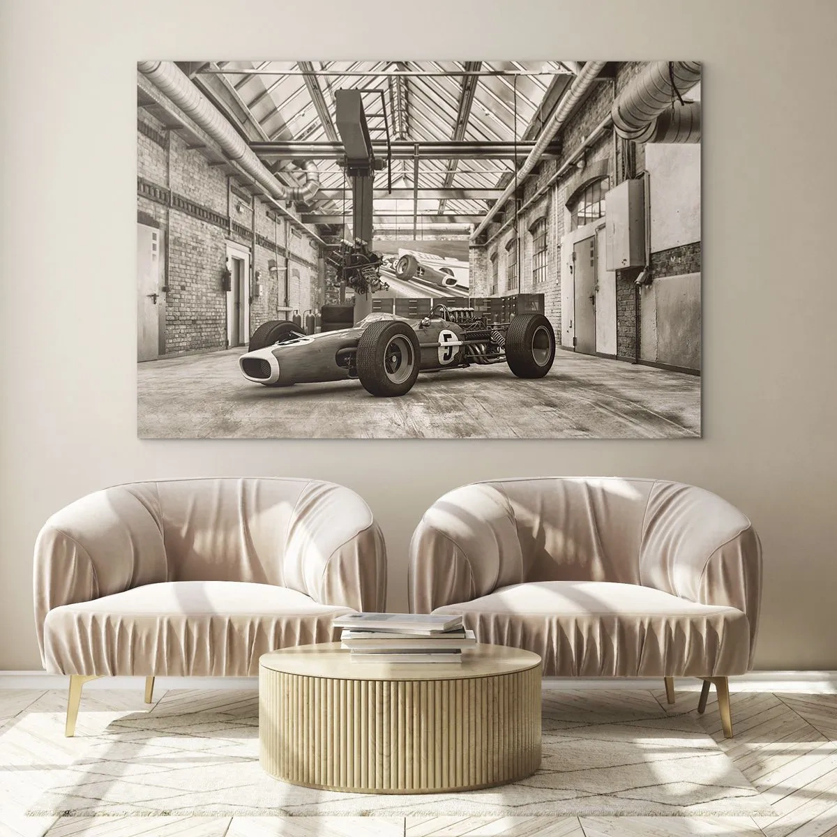 Impression sur verre - Image sur verre - Une voiture de course vintage dans un hall industriel - 70x50cm - Le repos du guerrier - Décoration murale moderne pour le salon et la chambre ARTTOR