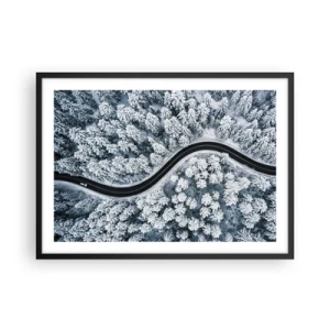 Affiche dans un cadre noir - Poster - Vue aérienne d'une route sinueuse dans une forêt hivernale - 70x50cm - À travers une forêt d'hiver - Décoration murale moderne pour le salon et la chambre ARTTOR