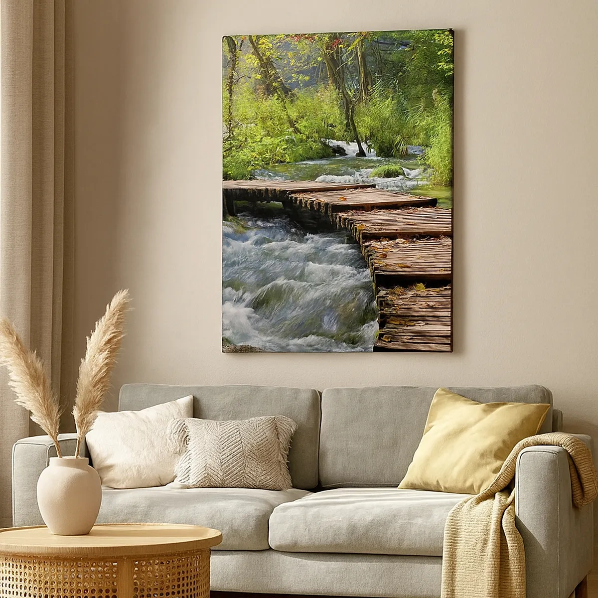 Impression sur toile - Image sur toile - Un pont en bois sur un ruisseau tumultueux entouré par la verdure de la forêt. - 50x70cm - Au-dessus de la cascade mousseuse - Décoration murale moderne pour le salon et la chambre ARTTOR