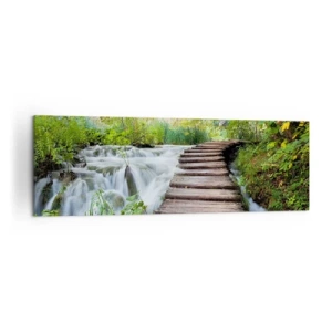 Impression sur toile - Image sur toile - Un pont en bois au-dessus d'une cascade entourée d'une forêt verdoyante. - 160x50cm - L'eau n'est pas si calme - Décoration murale moderne pour le salon et la chambre ARTTOR