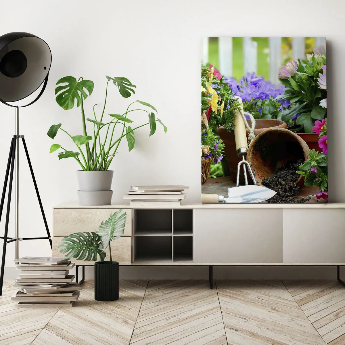 Impression sur toile - Image sur toile - Fleurs colorées dans des pots avec des outils de jardinage sur la table - 50x70cm - Le jardin de Zosia - Décoration murale moderne pour le salon et la chambre ARTTOR