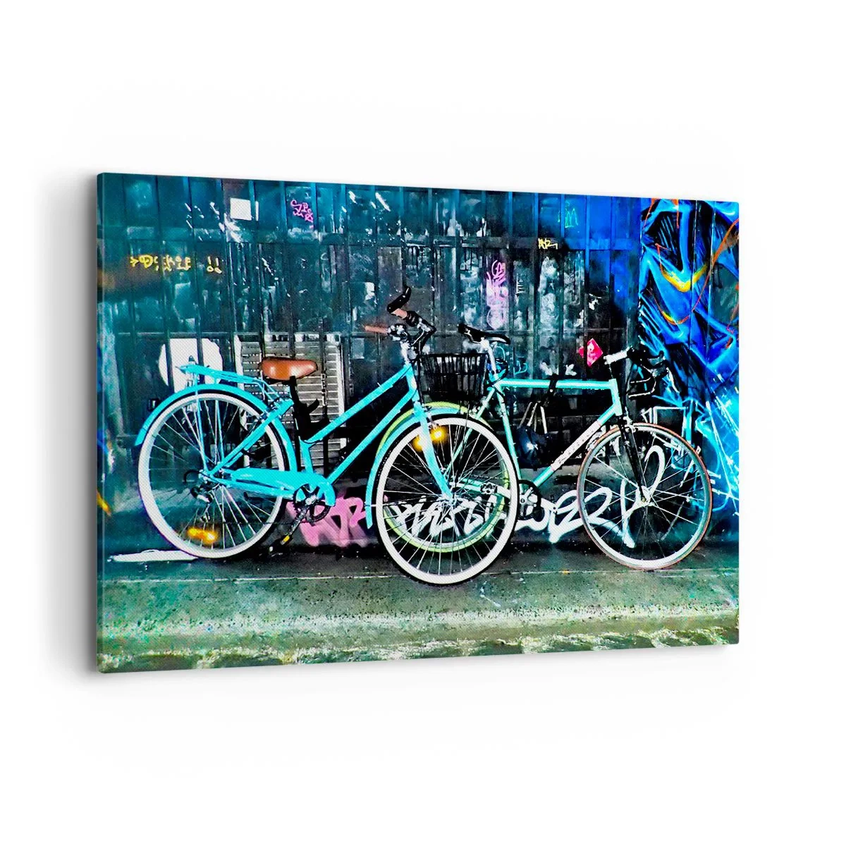 Impression sur toile - Image sur toile - Deux vélos turquoise sur fond de graffitis urbains. - 120x80cm - L'appel de la ville - Décoration murale moderne pour le salon et la chambre ARTTOR