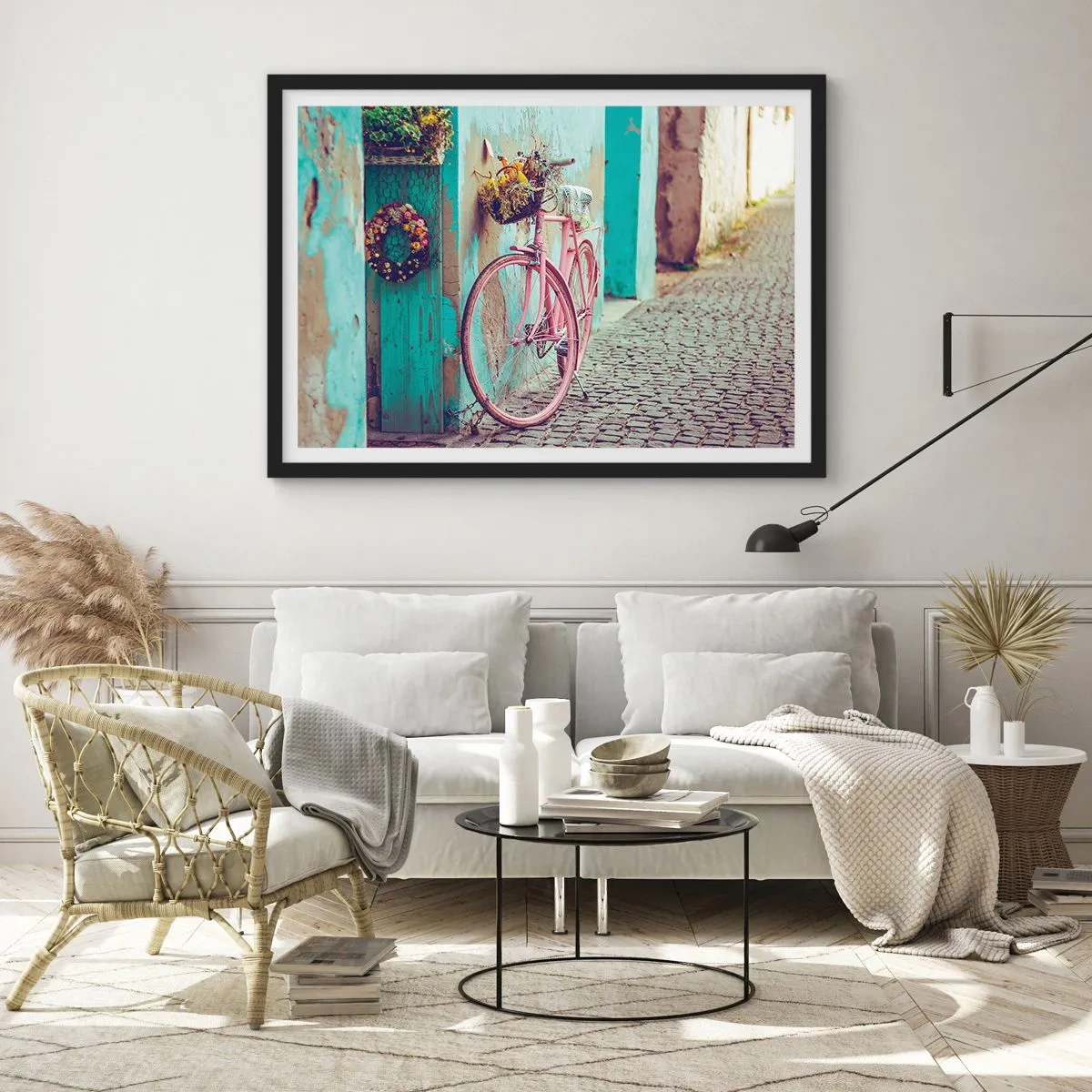 Affiche dans un cadre noir - Poster - Un vélo rose près d'une porte turquoise - 70x50cm - Je reviens tout de suite - Décoration murale moderne pour le salon et la chambre ARTTOR