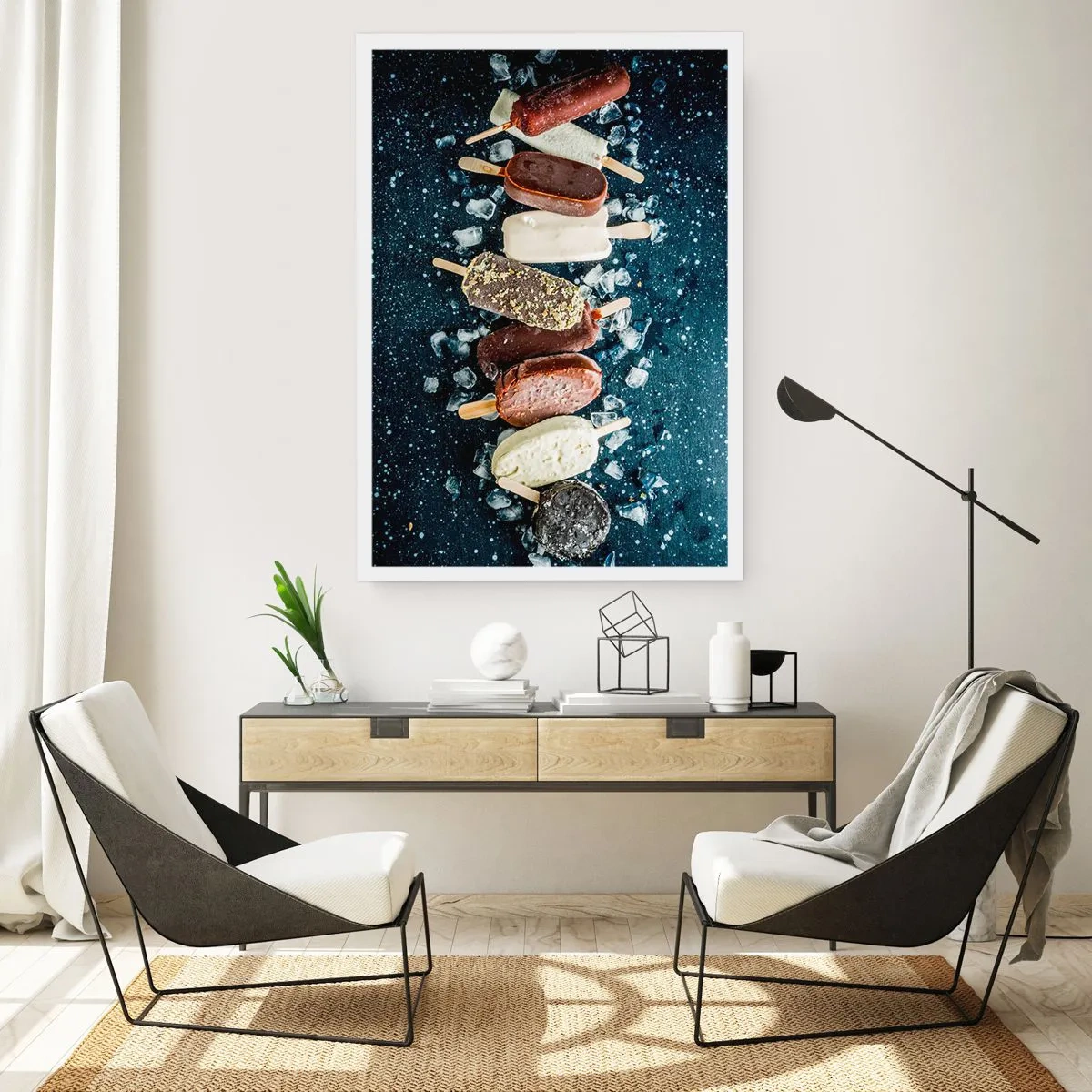 Affiche - Poster - Assortiment de sucettes glacées entourées de glace sur fond de ciel sombre - 50x70cm - Le goût de l'été chaud - Décoration murale moderne pour le salon et la chambre ARTTOR