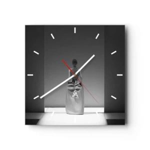 Horloge murale - Pendule murale - Une peinture en noir et blanc avec une scène minimaliste d'une femme dans un espace géométrique. - 30x30cm - Simplicité raffinée - Décoration murale moderne pour le salon et la chambre ARTTOR