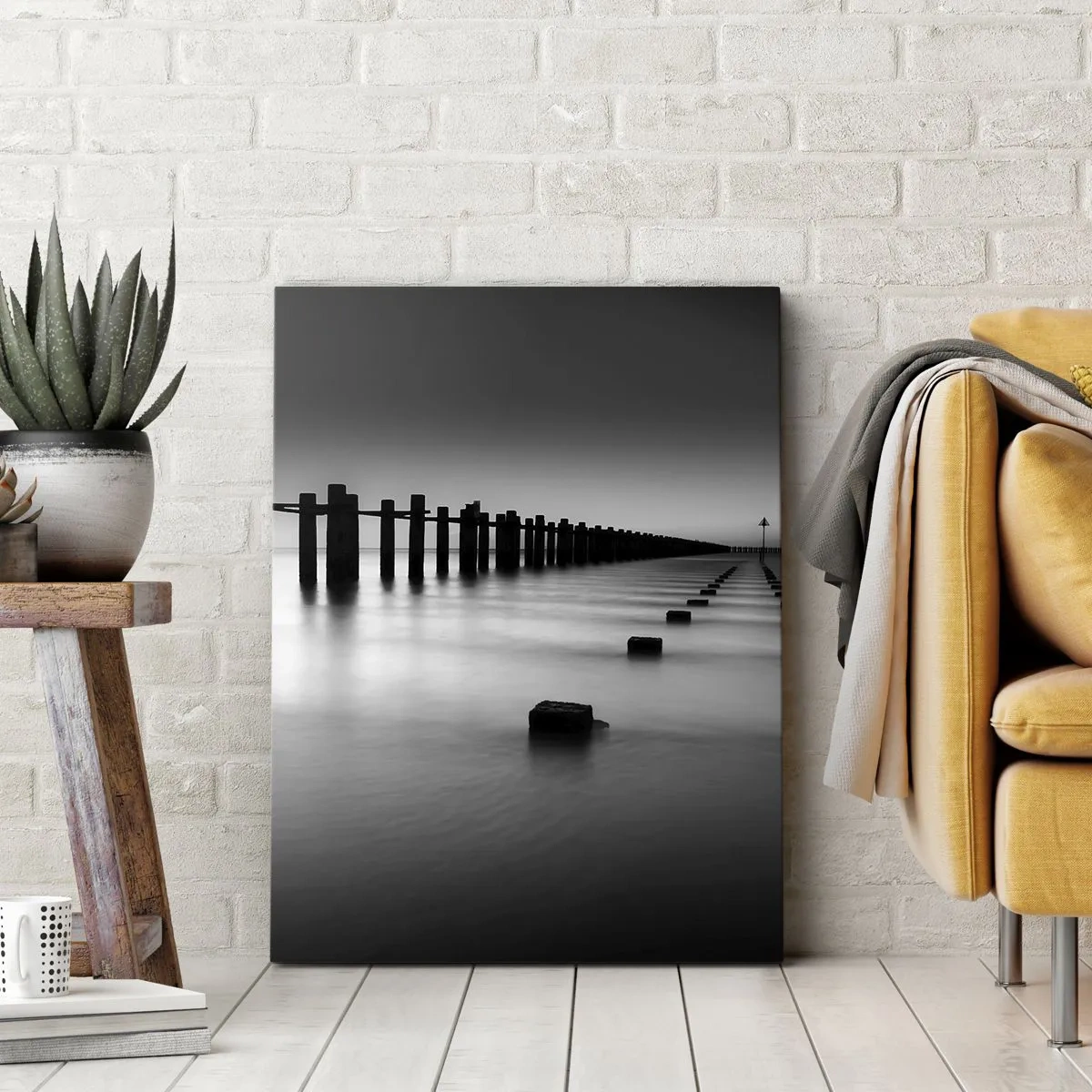 Impression sur toile - Image sur toile - Poteaux en bois et blocs de béton immergés dans l'eau dans des tons noirs et blancs - 70x100cm - Distance grise dans le brouillard - Décoration murale moderne pour le salon et la chambre ARTTOR